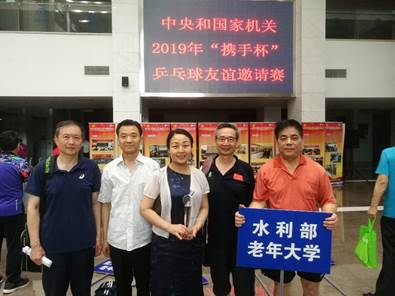 图片包含 人员, 建筑物, 伪装, 群组
描述已自动生成